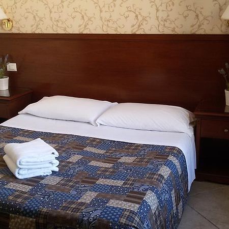 Mrs Julie Guesthouse Rome Bagian luar foto
