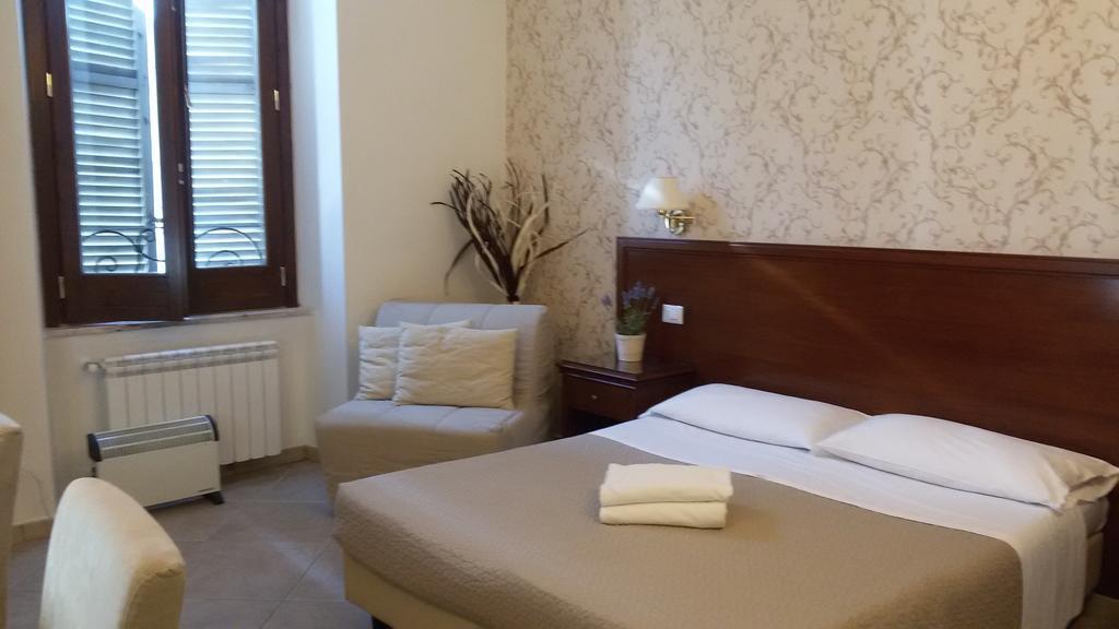 Mrs Julie Guesthouse Rome Bagian luar foto
