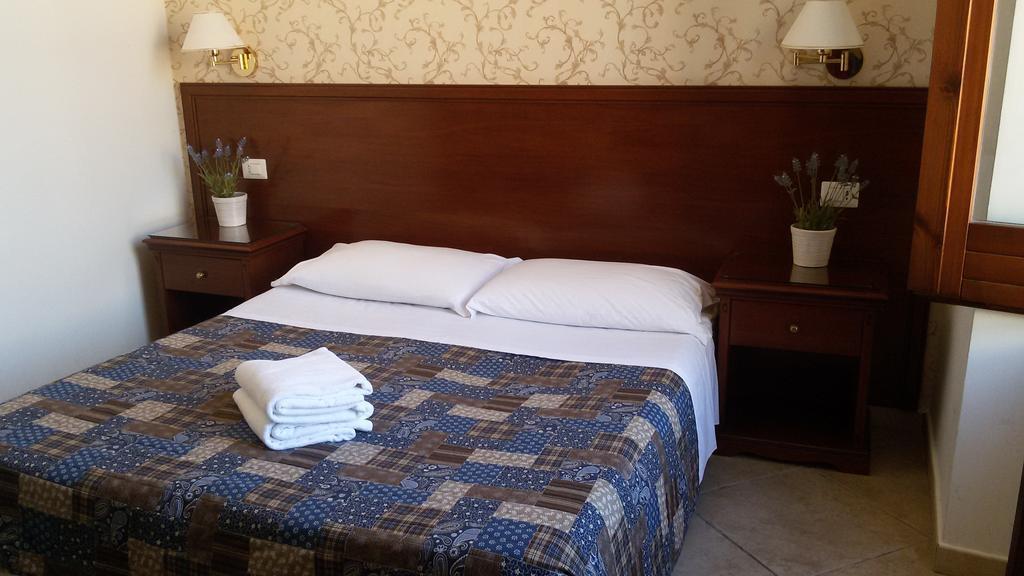 Mrs Julie Guesthouse Rome Bagian luar foto