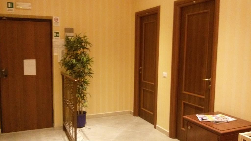 Mrs Julie Guesthouse Rome Bagian luar foto