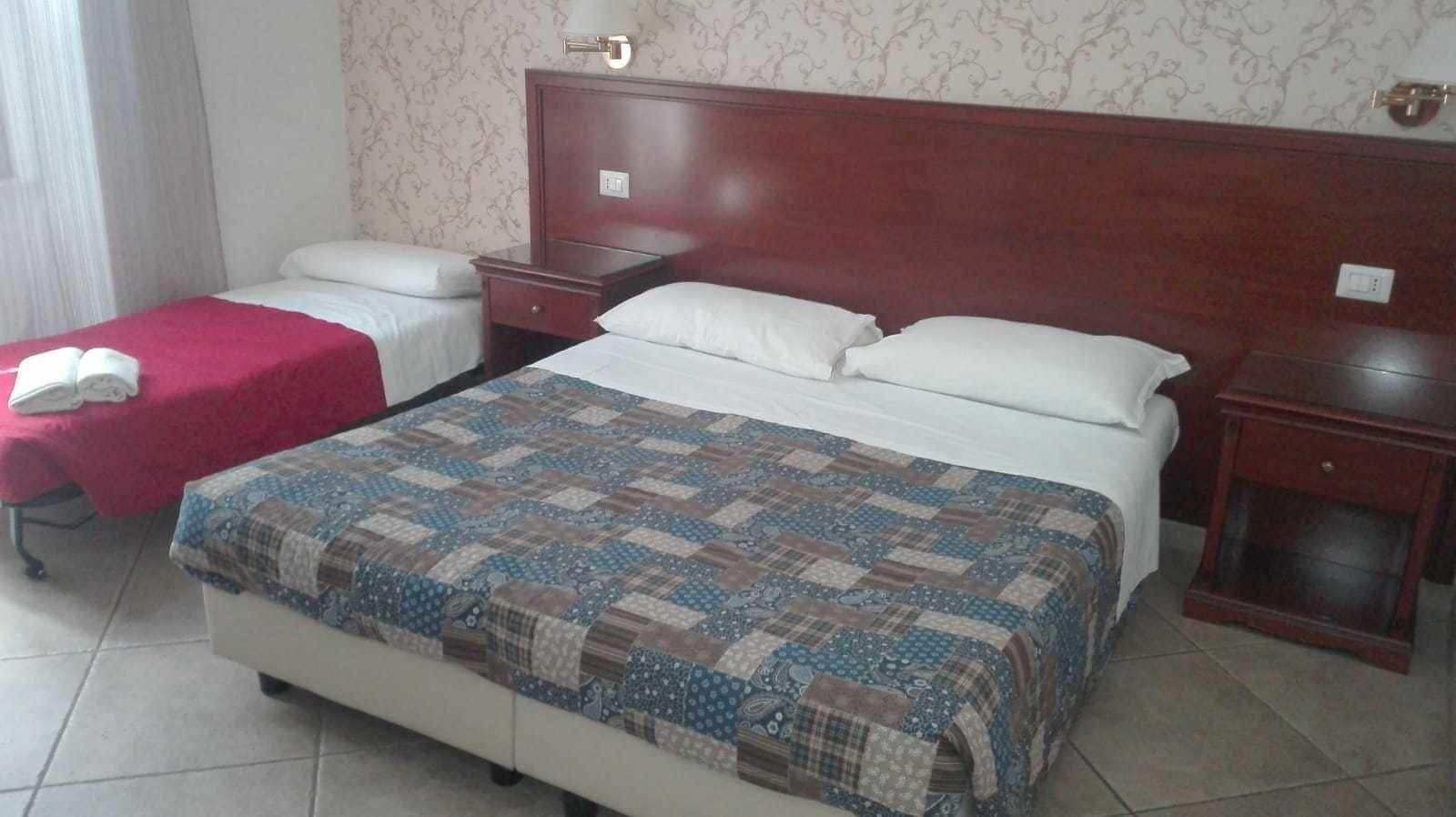 Mrs Julie Guesthouse Rome Bagian luar foto